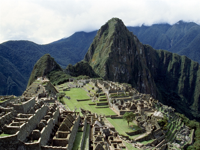 Look at this photograph of machu picchu. this demonstrates the ability of inca architects-example-1