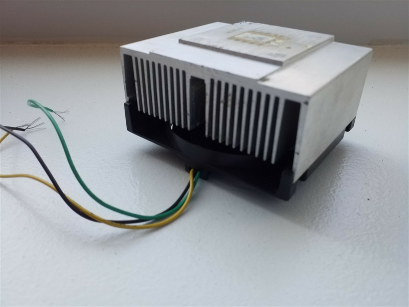 Which area exhausts hot air and which area cools the CPU?-example-1