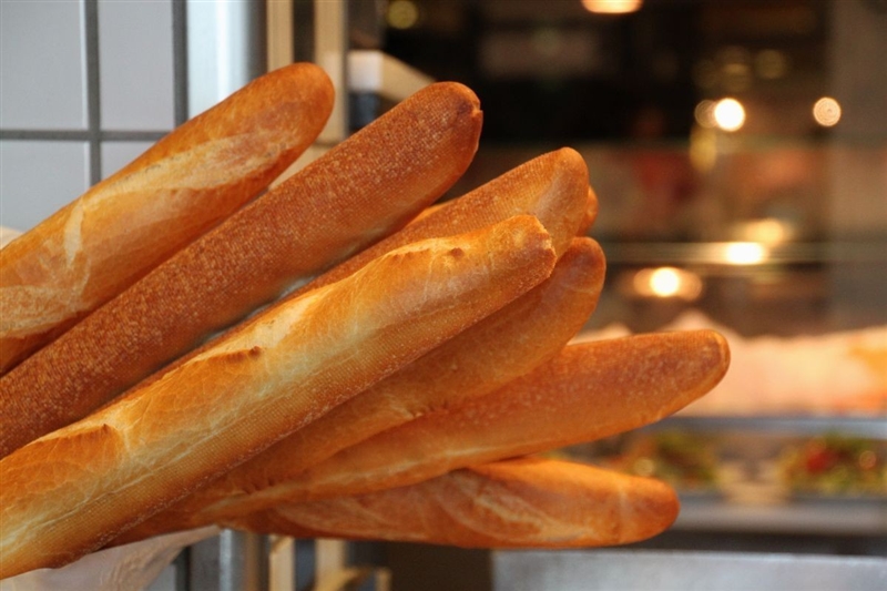 Do you know how to spell the type of French bread pictured?-example-1