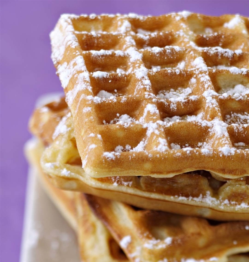 Which sentence best describes a gaufre? A. C’est un plat sucré. B. C’est une soupe-example-1