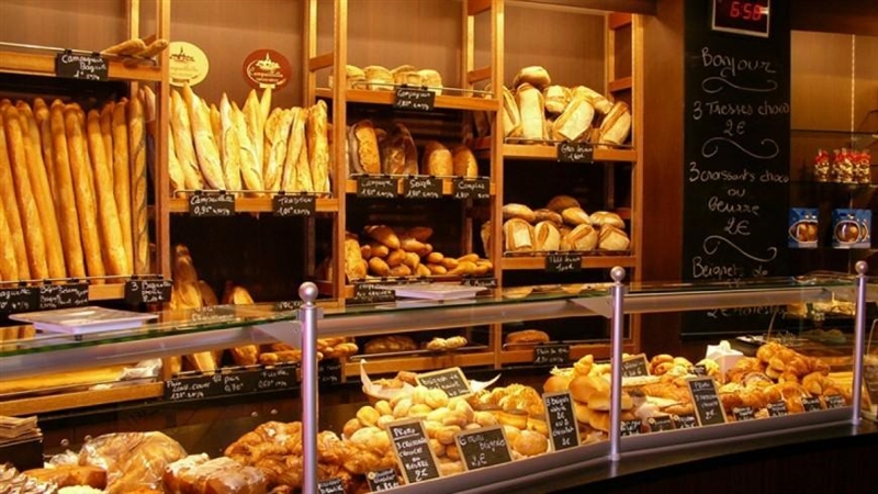 Est-ce qu'lsabelle entre dans la boulangerie pour acheter des baugettes?-example-1