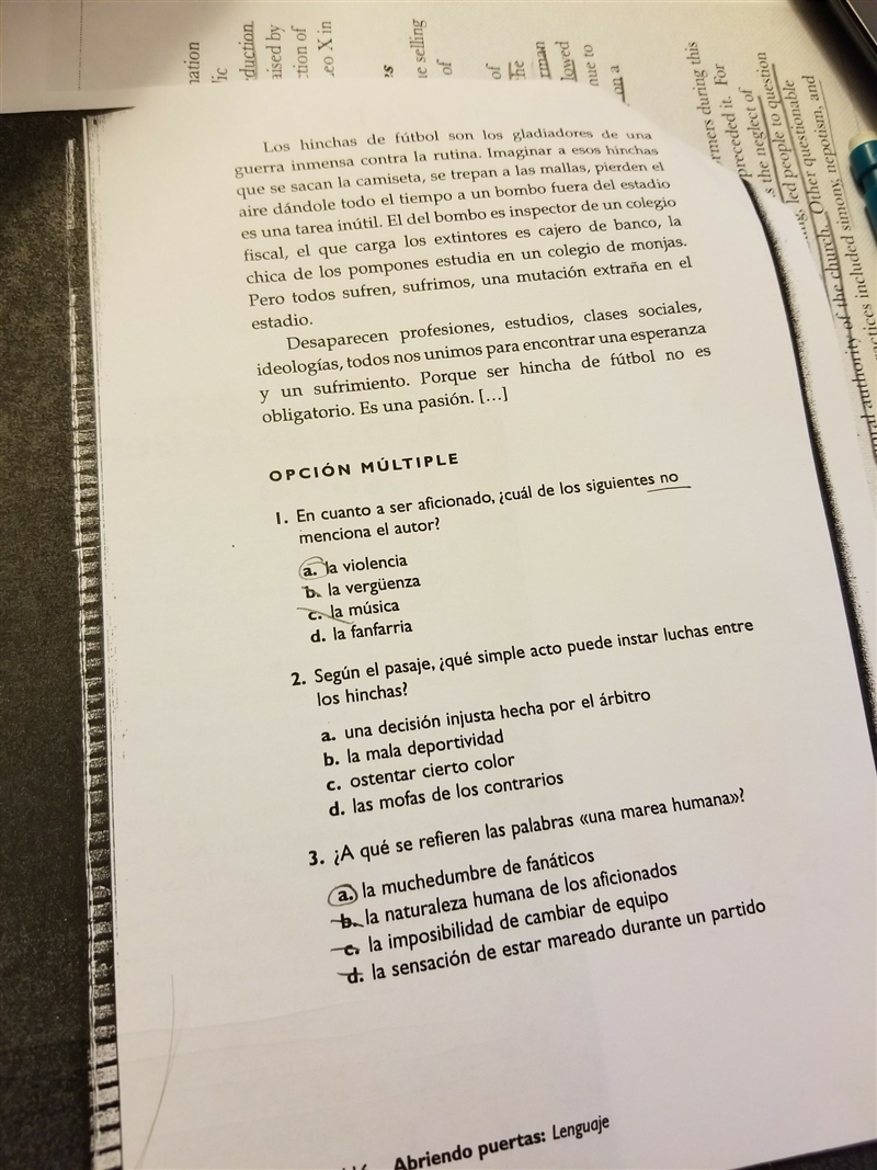 Segun el pasaje,¿que simple acto puede instar luchas entre los hinchas? A una decisi-example-1