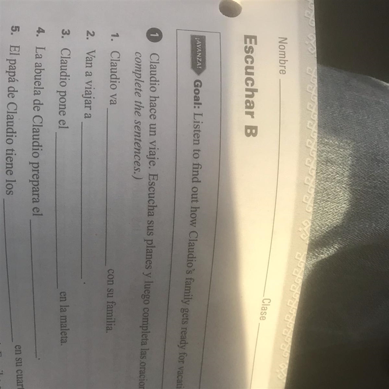 Viaje. Escucha sus planes y luego completa las oraciones. (Listen and Claudio hace-example-1