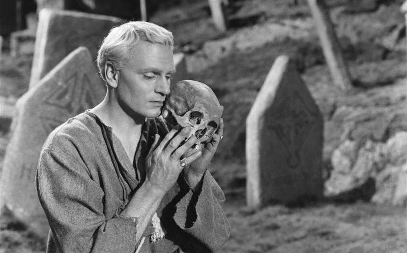 Take a look at these images from Sir Laurence Olivier’s adaptation of Hamlet. An actor-example-1