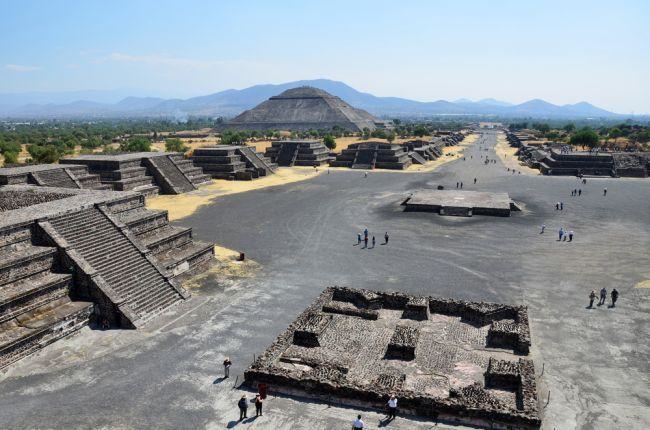 What did the city of Teotihuacan look like? Was it an Aztec city? Would the construction-example-1