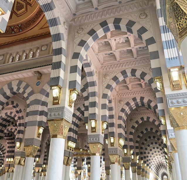 What common feature of Muslim architecture is seen here?-example-1