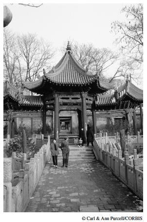 The photograph below shows a fourteenth century C.E. mosque in the city of Xi’an, central-example-1