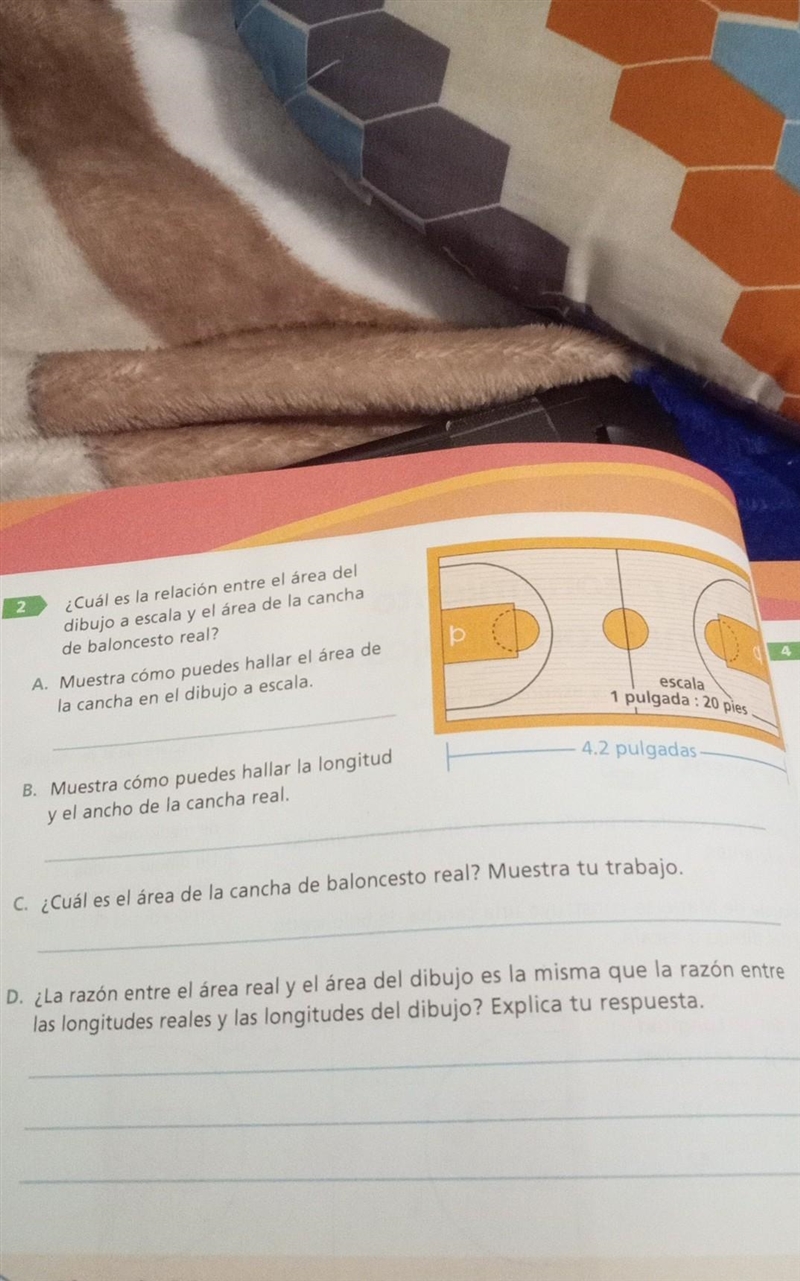 2 ¿Cuál es la relación entre el área del dibujo a escala y el área de la cancha de-example-1