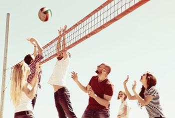 Cuando hace calor prefiero jugar ________ voleibol. A) a los B) al C) el D) a las-example-1