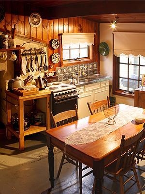 Which room of a house is shown in the picture? A. Es la sala de estar. B. Es la cocina-example-1