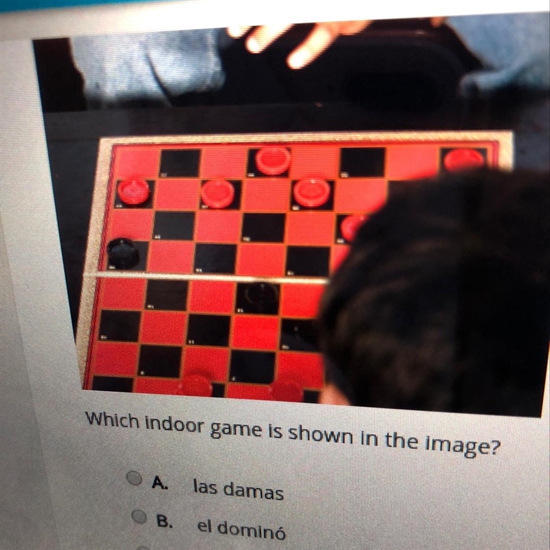 Which indoor game is shown in the image? A las damas B. el domino C. el parchis. D-example-1