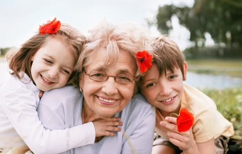 La mujer es _____ que los niños. 1. menor 2. peor 3. mayor 4. mejor-example-1