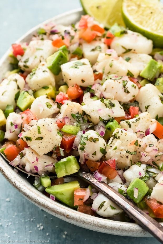 In Spanish, tell me about the dish in the picture, ceviche. Describe it as best you-example-1