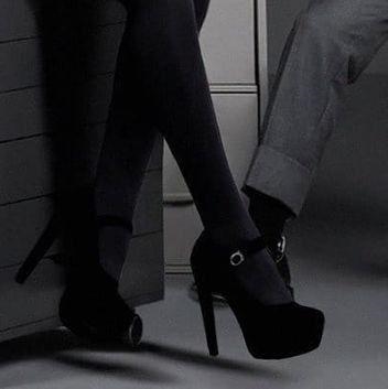 Does anybody know what these shoes are called?-example-1