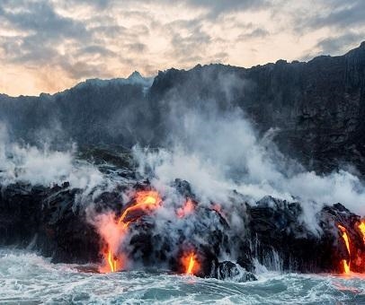 I NEED THIS ASAP!!! This image shows a volcanic eruption in Hawaii with lava flowing-example-1