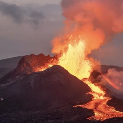 What was the longest lasting volcano eruption in the world ?-example-1