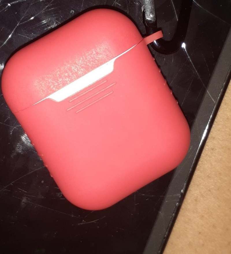 Is anyone else airpods not working like one ear not work and the case not charging-example-1