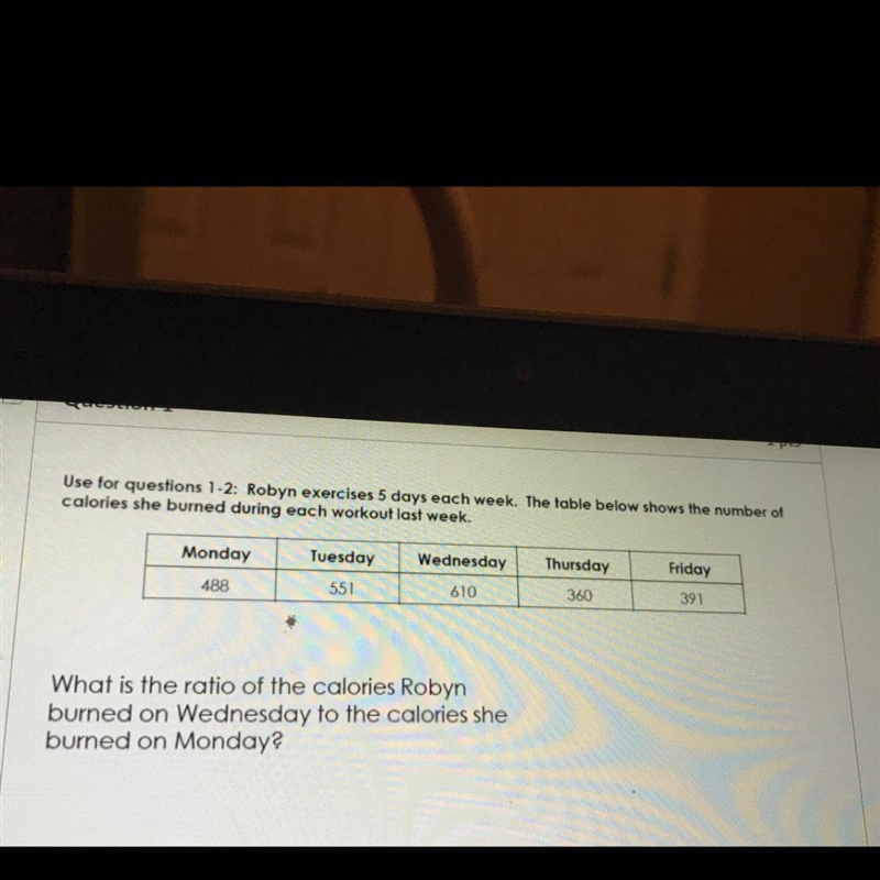 What is the ratio of the calories Robyn burned on Wednesday to the calories she burned-example-1