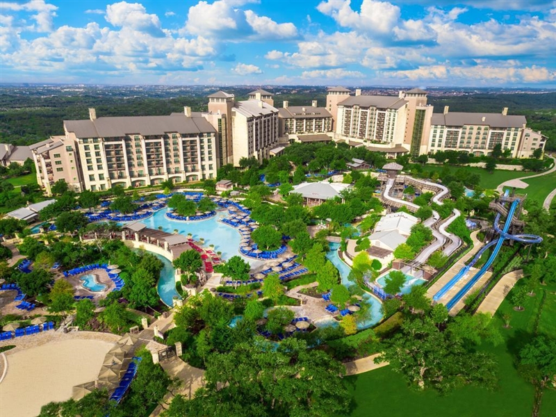 If u had to choose where would u go Splashtown or the JW Marriott suit S.A Hill country-example-1