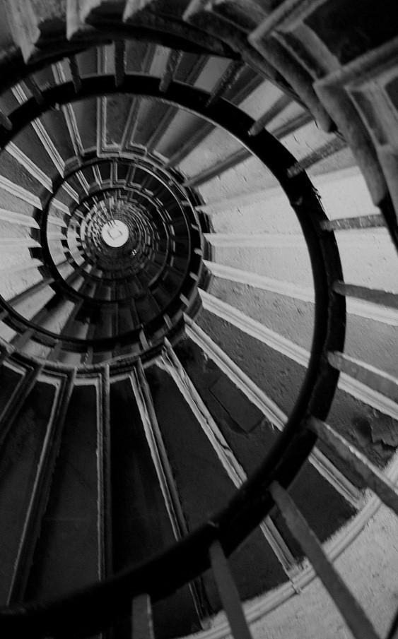 How would a spiral staircase be an example of recursion?-example-1