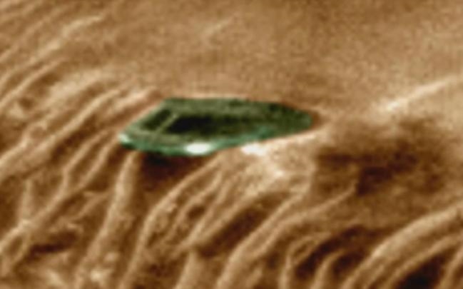 Who thinks this a ufo? The following images are from a rare footage.-example-2