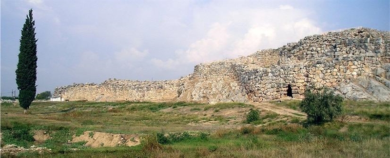 The image shows the ruins of Tiryns, a Mycenaean city. What statement about the Mycenaean-example-1