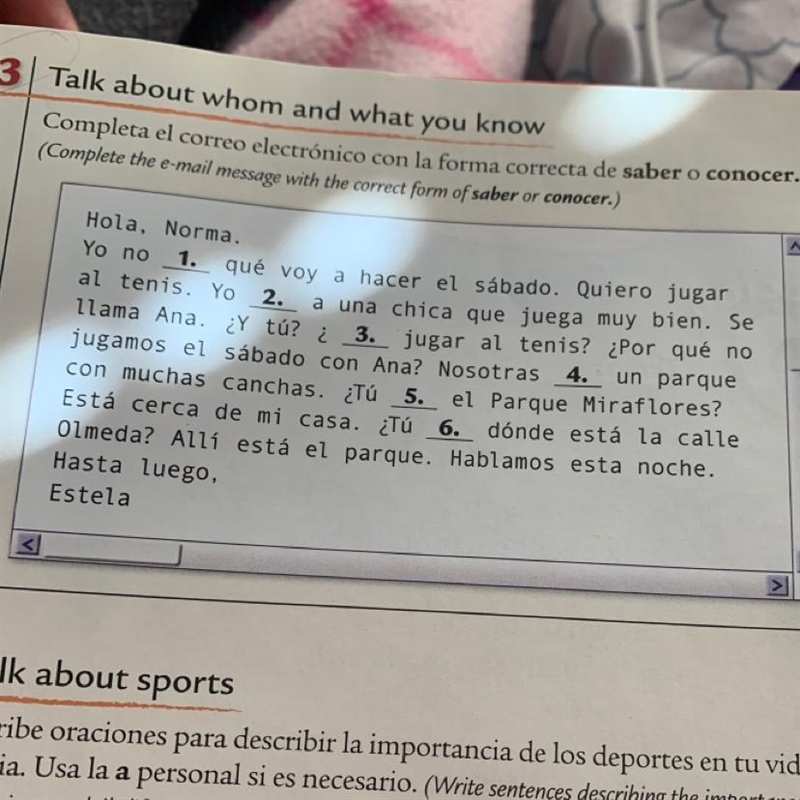 3. Talk about whom and what you know Completa el correo electrónico con la forma correcta-example-1