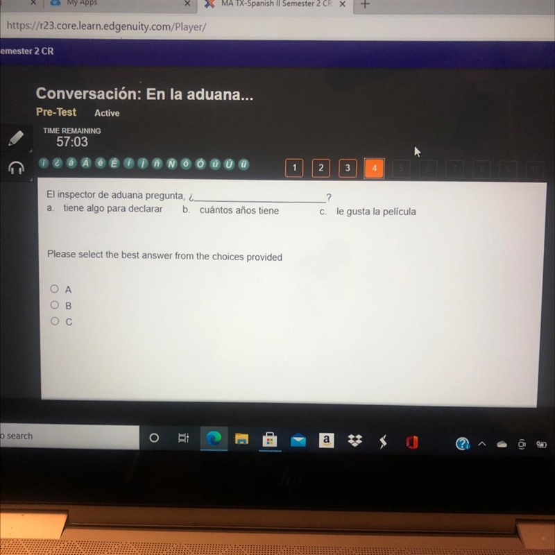 ? El inspector de aduana pregunta, i a tiene algo para declarar b. cuántos años tiene-example-1