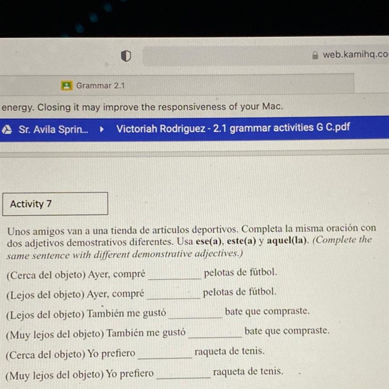 Unos amigos van a una tienda de artículos deportivos. Completa la misma oración con-example-1