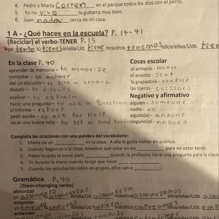 Completa las oraciones con una palabra del vocabulario: 1. Marta da un _______ en-example-1