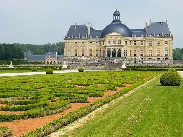 Why is the story of the Château de Versailles considered a “rags-to-riches” story-example-1