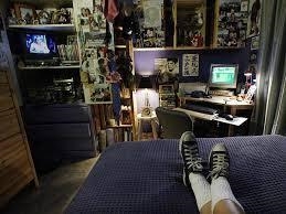 How do I decorate a bedroom like the year 2001 at 31 years old?-example-2