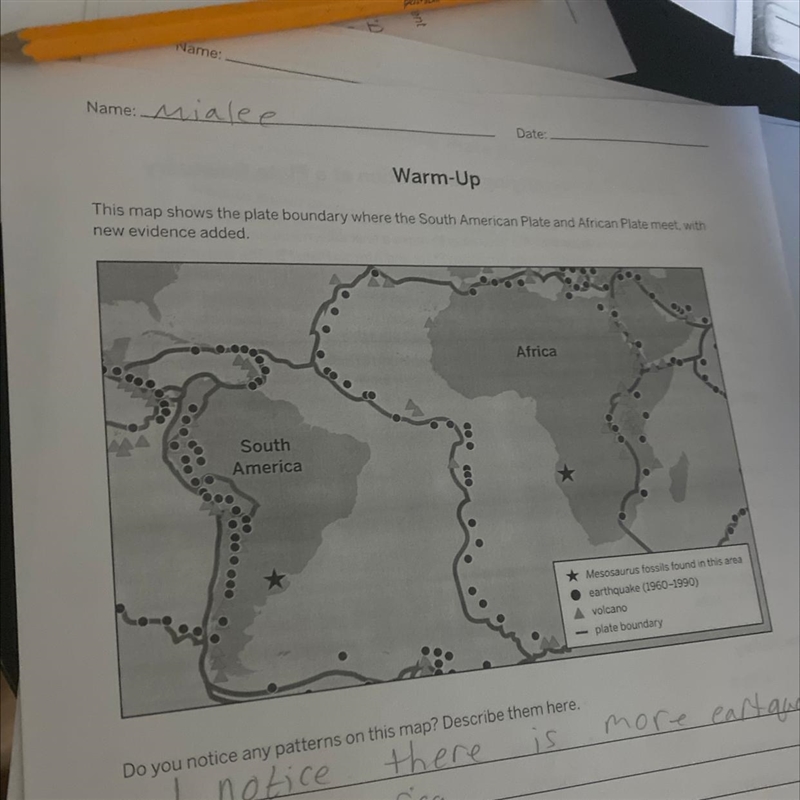 Can you tell if this plate boundary is divergent or convergent ? Explain-example-1