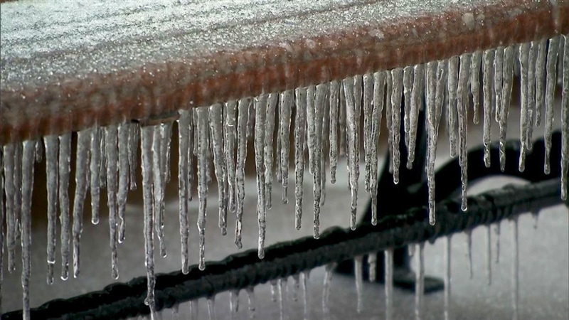 Explain what freezing rain is.-example-1