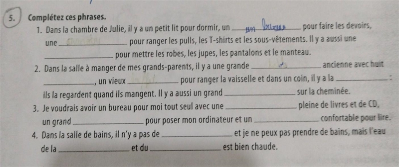 5. Complétez ces phrases. 1. Dans la chambre de Julie, il y a un petit lit pour dormir-example-1