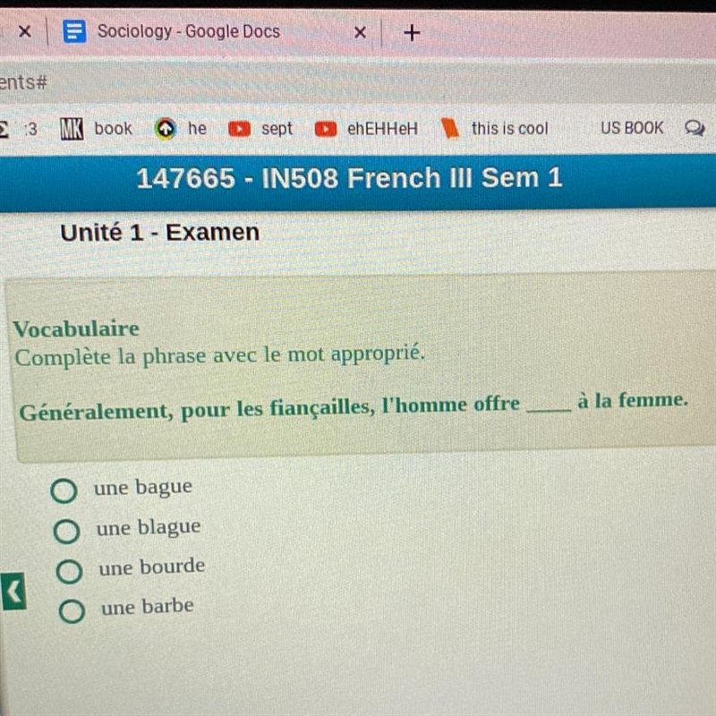 Généralement, pour les fiançailles,L'homme offre ___ à la femme-example-1