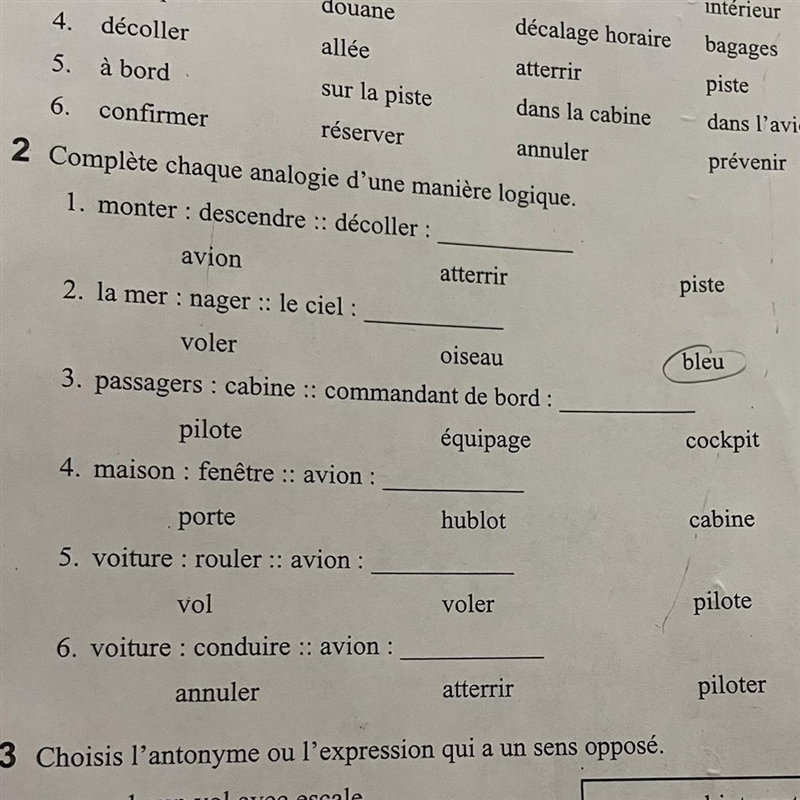 Complète chaque analogie d'une manière logique. 1. monter:descendre :: décoller: avion-example-1