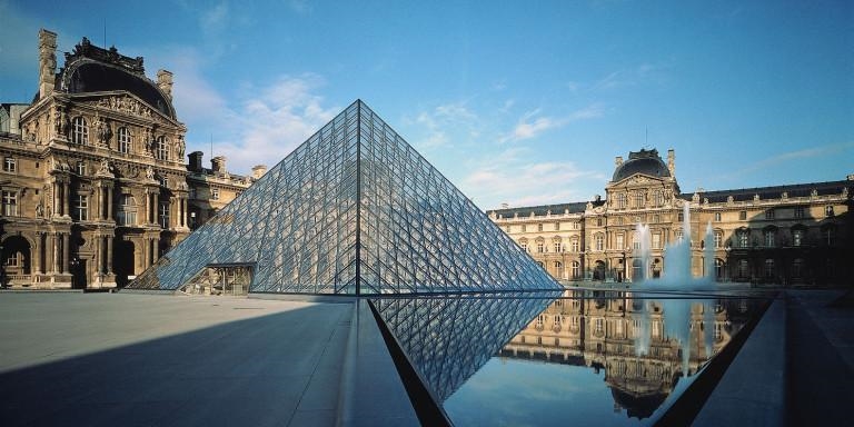 La pyramide du louvre-example-1