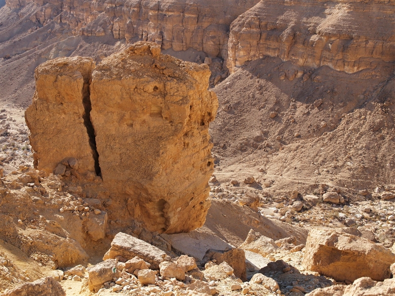 Can both erosion and weathering occur to the same object, like this cracked stone-example-1