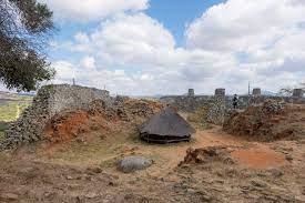 What structures surrounded the capital city of Zimbabwe?-example-1