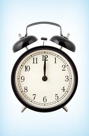 What time does the clock in the image show? A. Es la una de la tarde. B. Son las dos-example-1