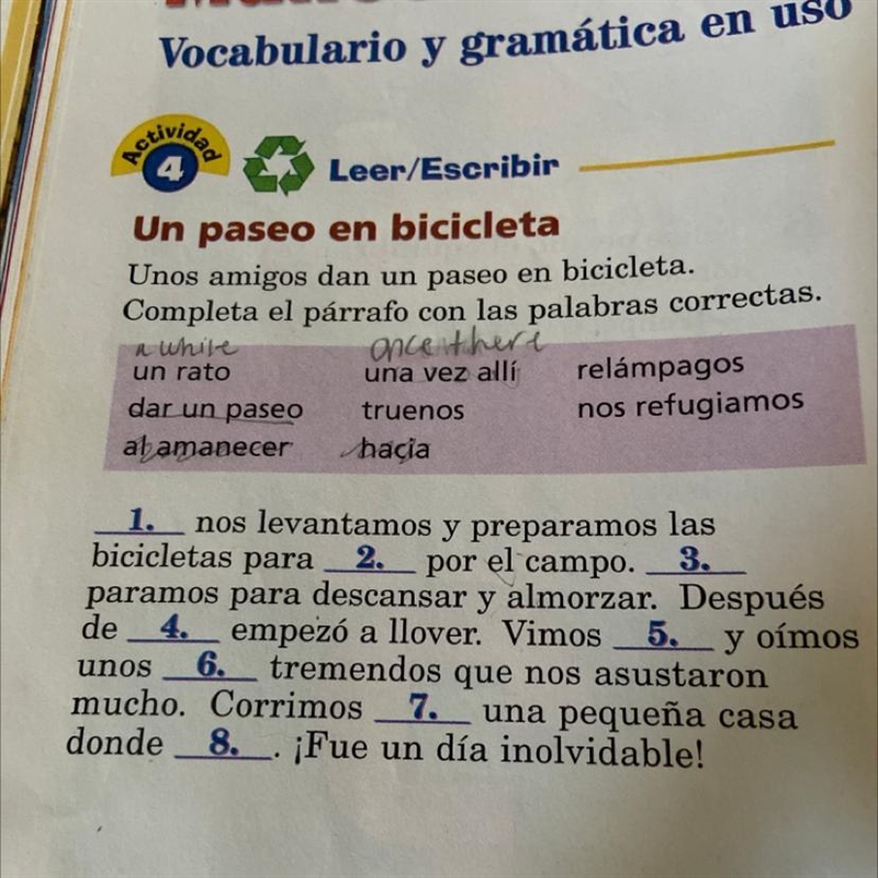 Un paseo en bicicleta Unos amigos dan un paseo en bicicleta. Completa el párrafo con-example-1