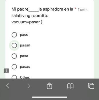 Mi padre ______sala (living room)(to vacuum=pasar) la aspiradora en la-example-1