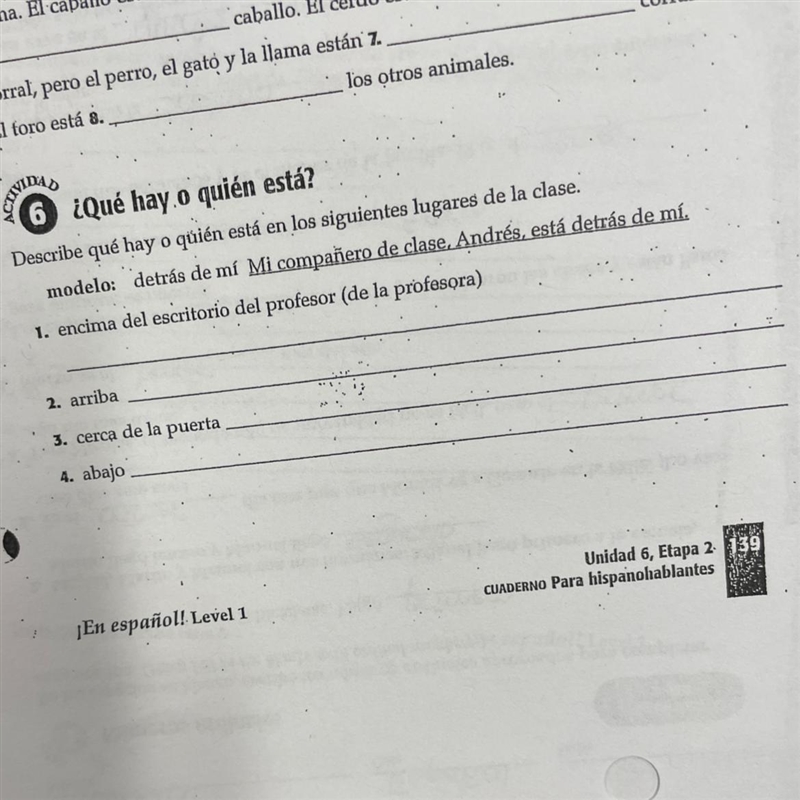 Describe qué hay o quién está en los siguientes lugares de la clase.-example-1