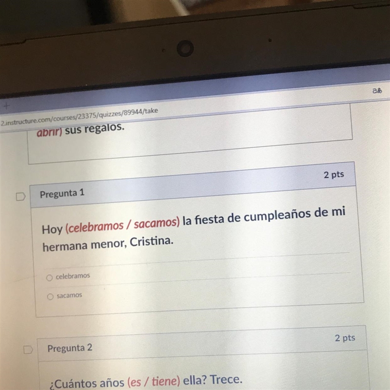 Currene lo 2 pts Pregunta 1 fiesta de cumpleaños de mi Hoy (celebramos / sacamos) hermana-example-1