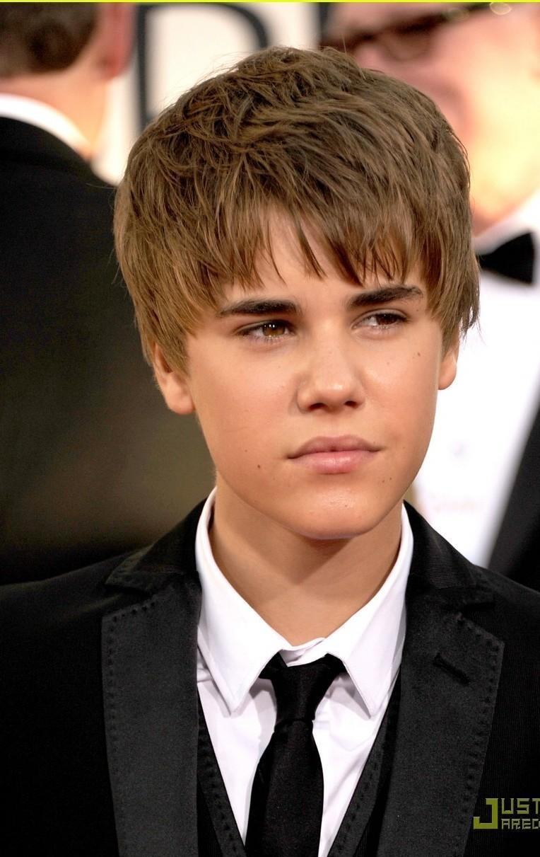 How old was Justin Bieber in the year 2001 and picture of him please . Thanks.-example-2