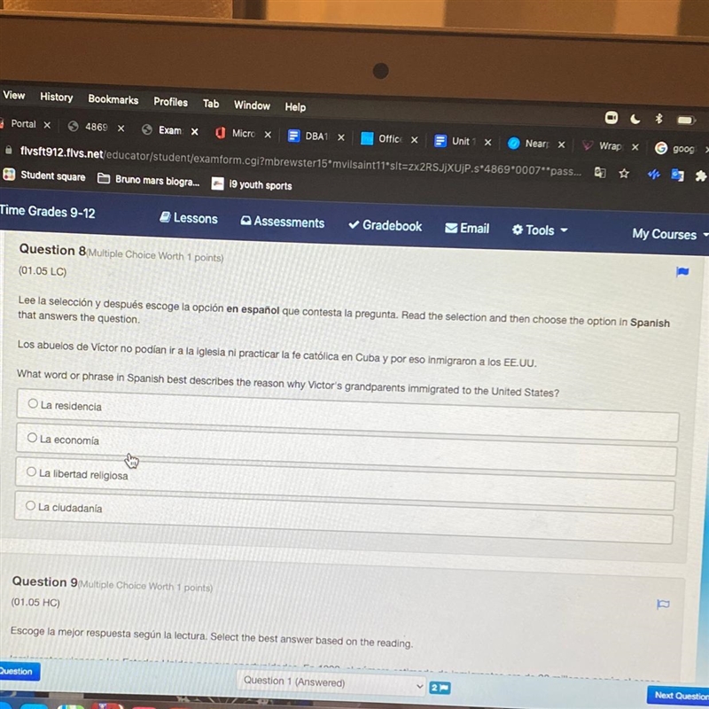 Lee la selección y después escoge la opción en español que contesta la pregunta. Read-example-1