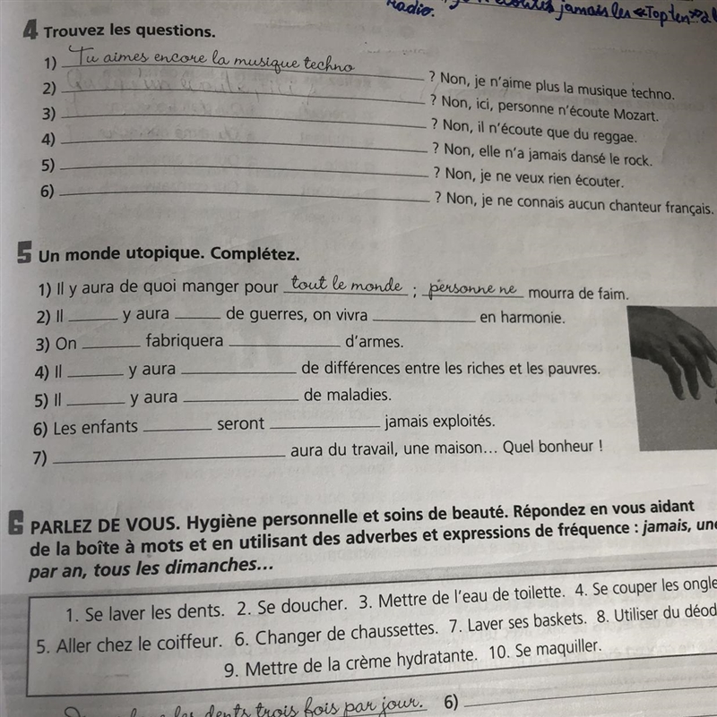 Hi!!!! ASPA NEED HELP(Photo) Do 4 Trouvez les questions. My French homework ! Merci-example-1