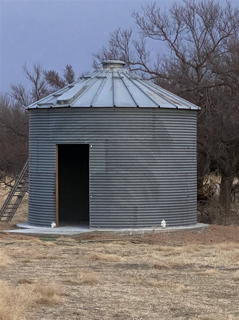 I bought a used grain silo. I am going to use it as a groom's room at our venue. I-example-1