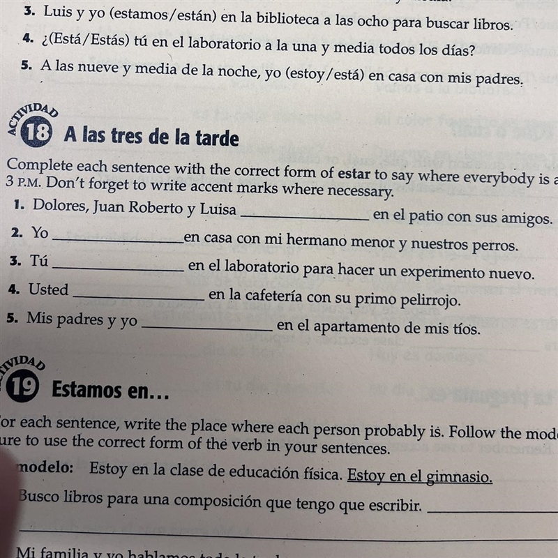 1. Dolores, Juan Roberto y Luisa en el patio con sus amigos. 2. Yo en casa con mi-example-1